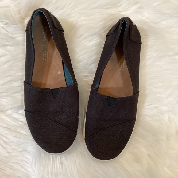 Tom’s slip on shoe Woman’s 7.5 black with white soles slightly used - Picture 12 of 16